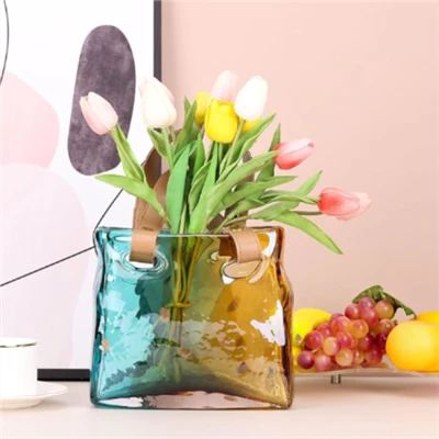 Vaso portatile con manico che può contenere acqua
